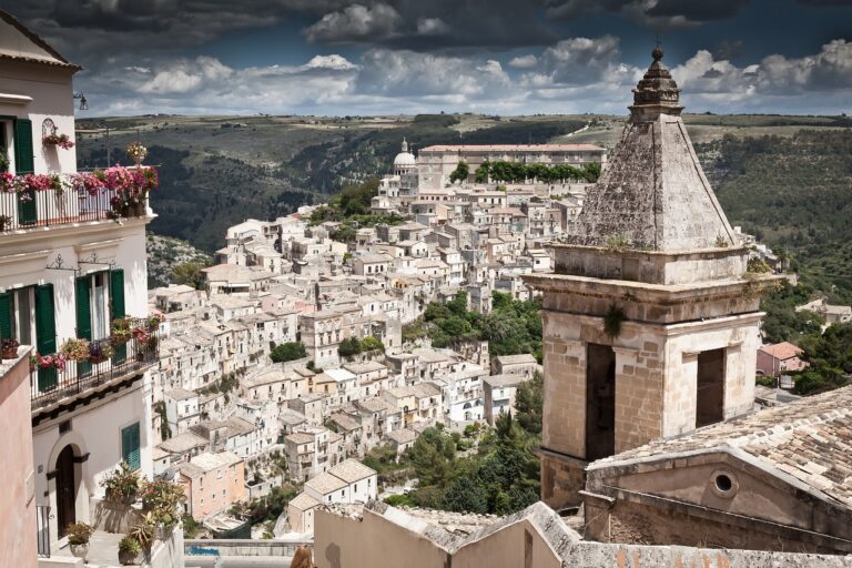 Osservare Ragusa Ibla dall'alto